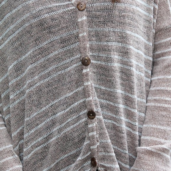 Striped pattern v-neckline long sleeve top - Picture 5 of 5